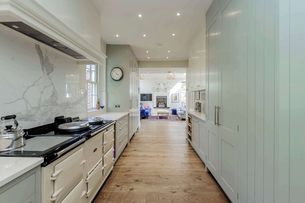 Beautiful Family Home w Garden Pool - Wimbledon