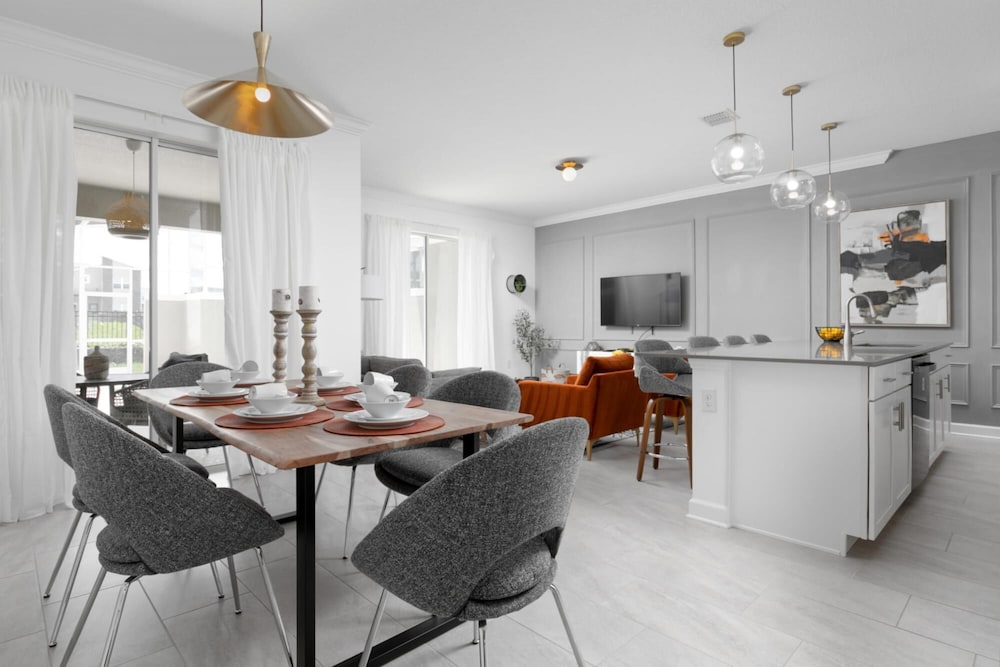 Stylish Townhome Near Disney - Image 3