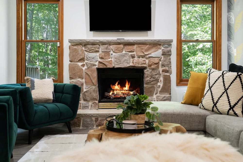 Charming Poconos Retreat With hot tub Fireplace