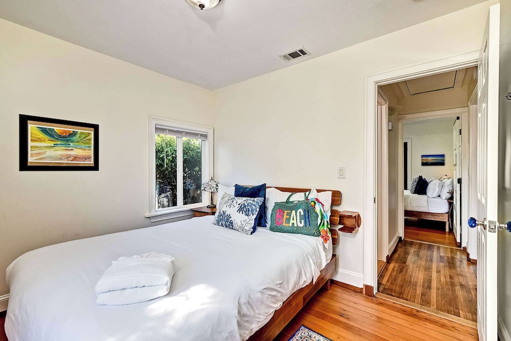 Vintage Beach Bungalow - For 6!
