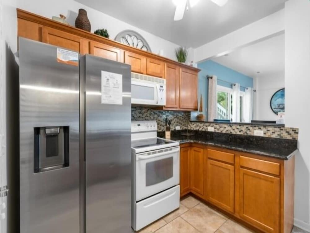 Atlantis Blue - Relaxing Beach Getaway Home Directly Across The Street From Beach Access! 5 Bedroom Home by RedAwning