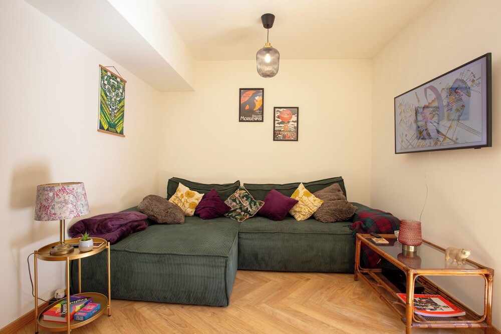 Alegr0 · 60s Chic Central Apartment w/ Garden