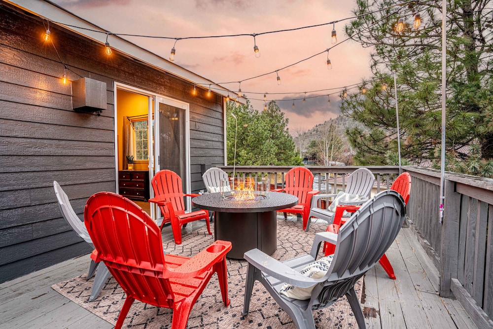 Hot Tub Pool Table Deck With Pilot Butte Views