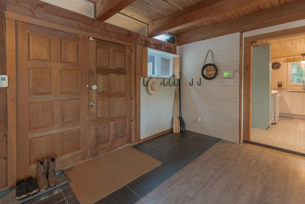 The Phoenix - Riverside Chalet With Beach