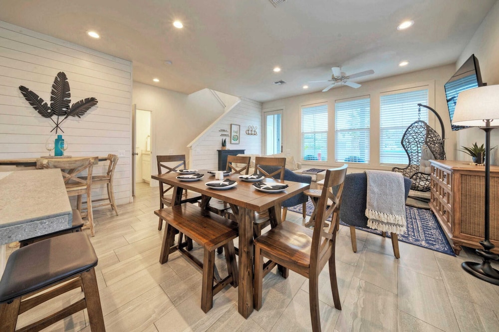 Sleeps 20 2 Homes in Mercer Village w/ Pool Heart of Old Town, Walkable