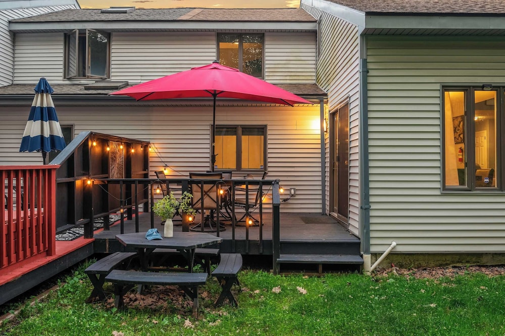 Lakeside Haven Ping Pong, Fire Pit & Mins to Big Boulder & Lake Harmony