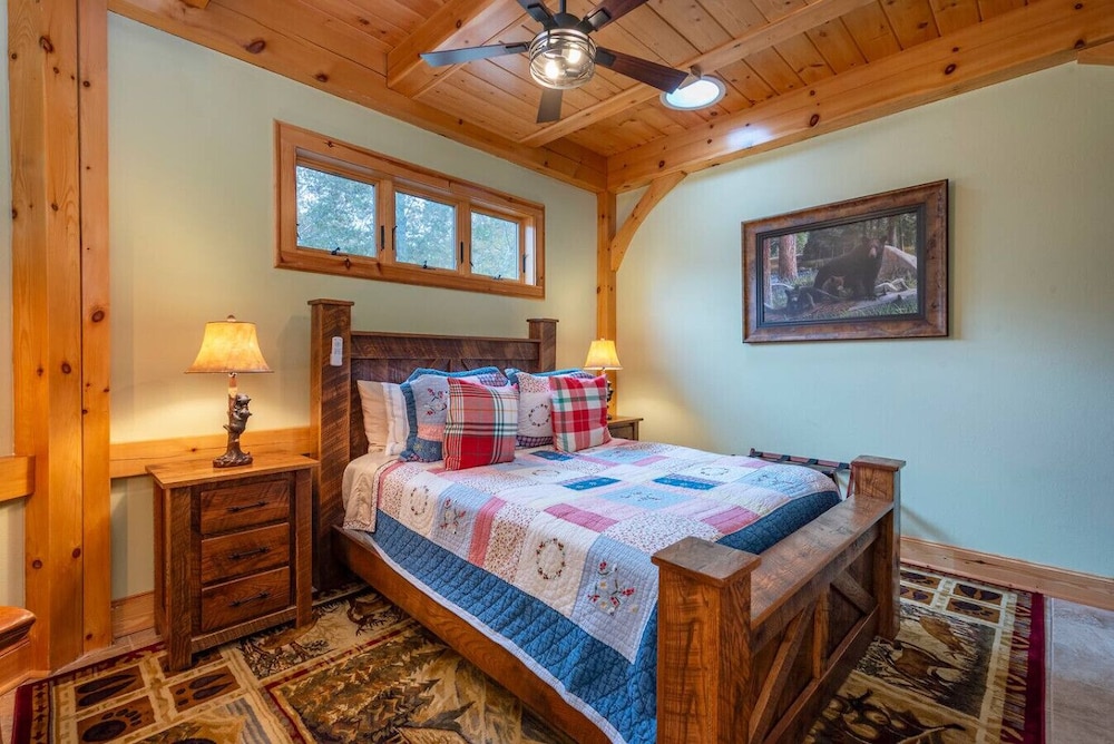 Luxe Riverfront Escape Mtn Views Pickleball Ct