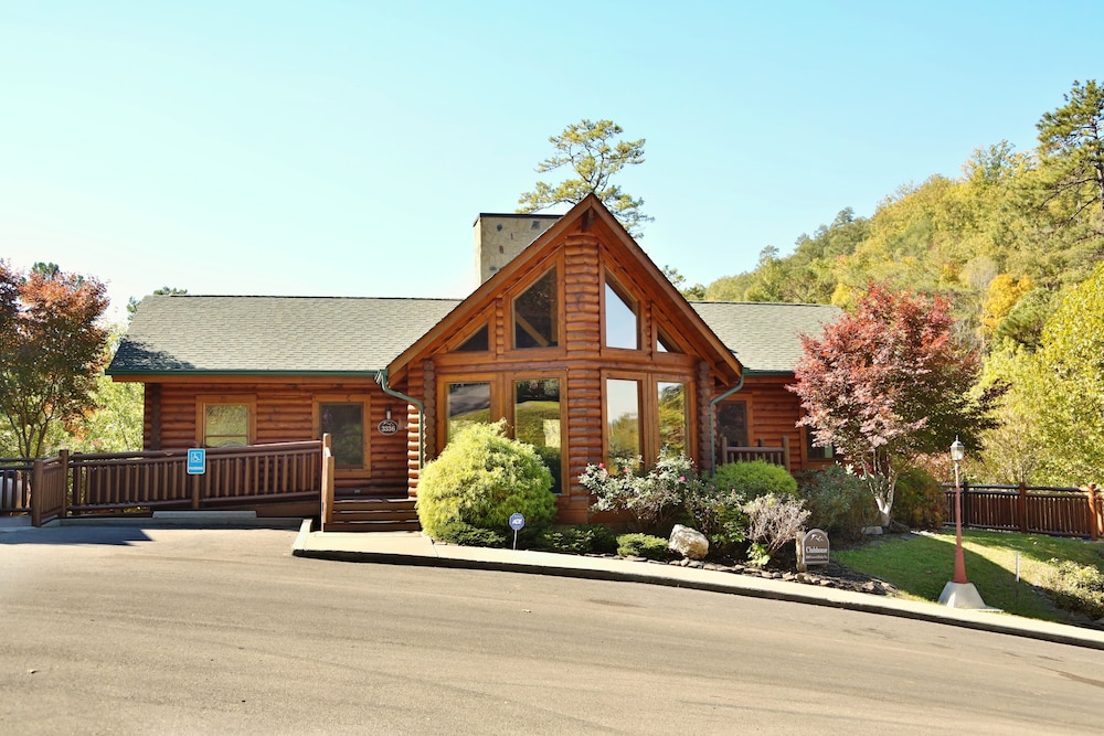 Smoky Cascades 1 Br cabin by RedAwning