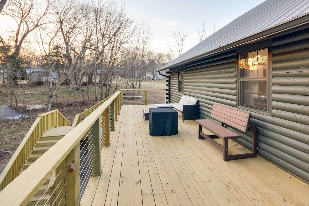 Tranquil Creekside Hideout: Families Welcome! view 3