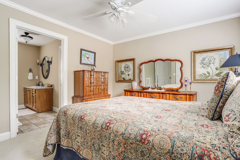 8 Mi to Lake Lanier: Guest House in Buford!