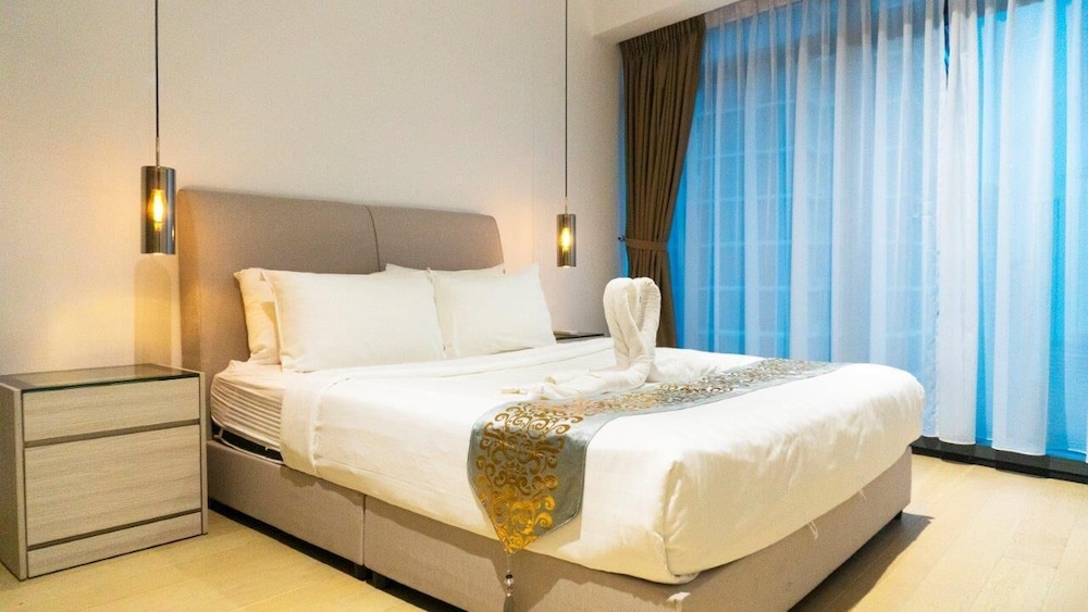 Moonway Luxury Suites At Eaton Residence