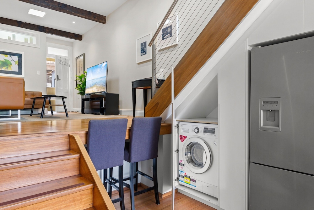 Elegant 1-bed With Study by Balmain Wharf