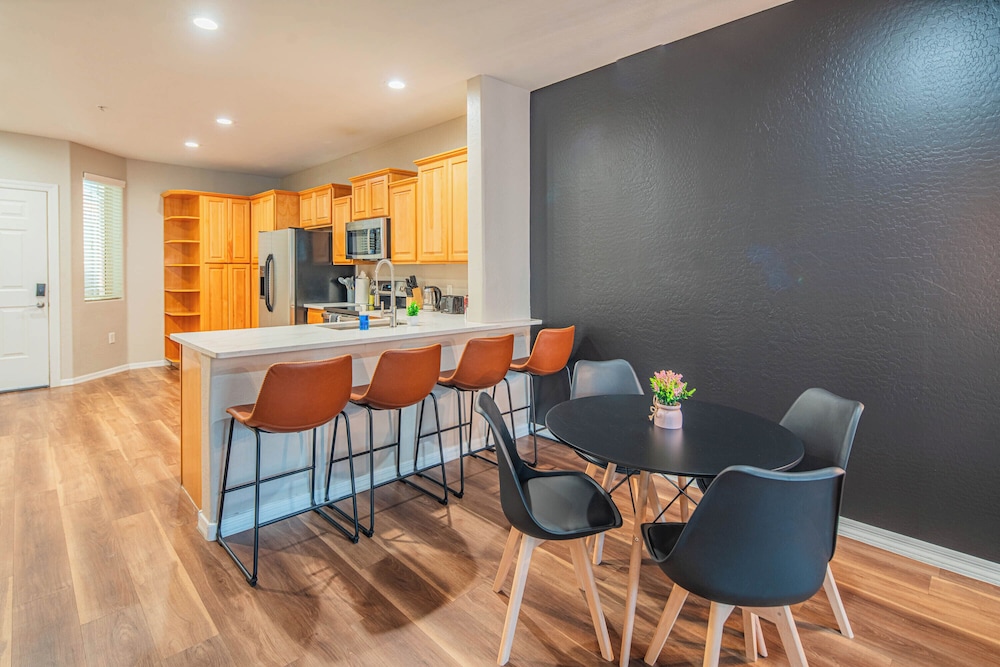 ROVE LIVING/KL - The Fredrick Tempe
