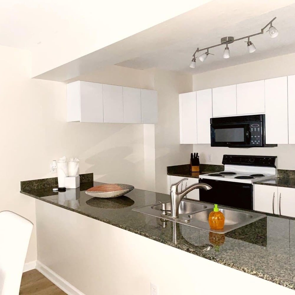 Modern 1-br Condo in Upscale Brickell Locale