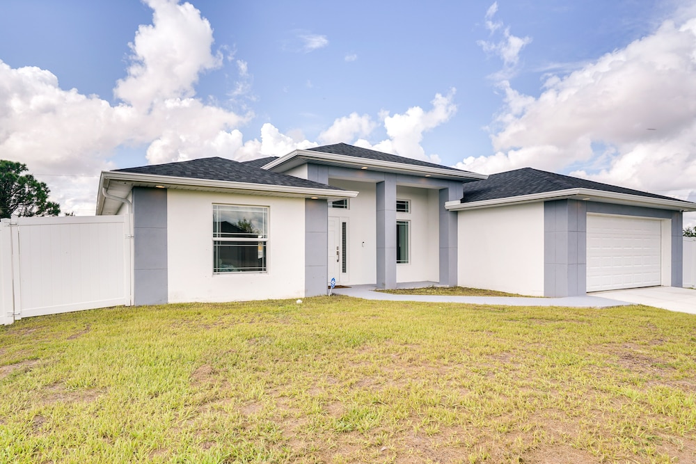 Pet-friendly Yard! Comfy Lehigh Acres Getaway