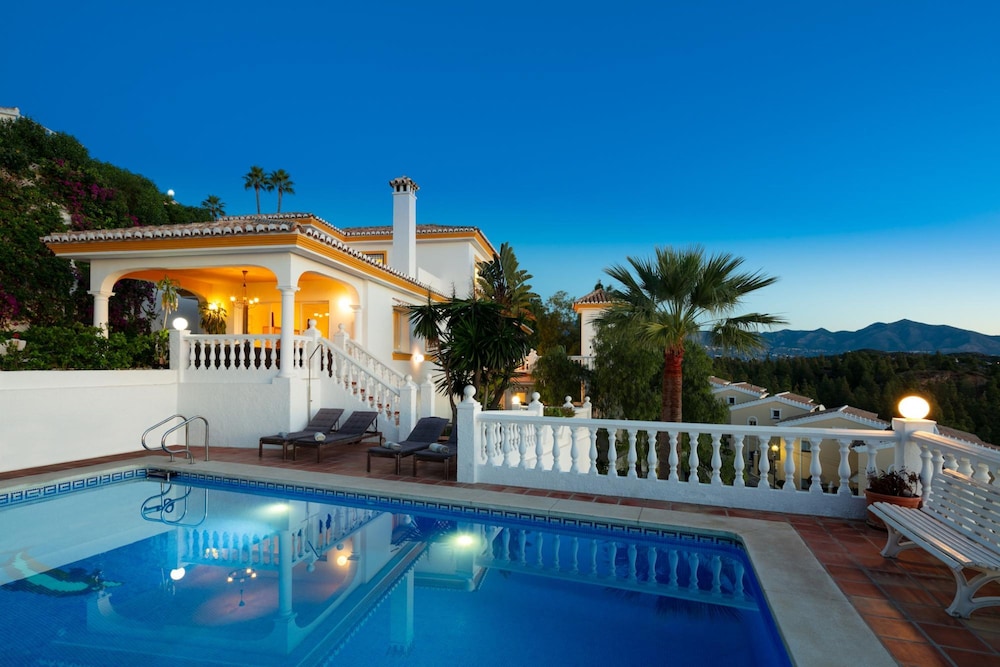 Large Luxury Family Villa 500m From Beach