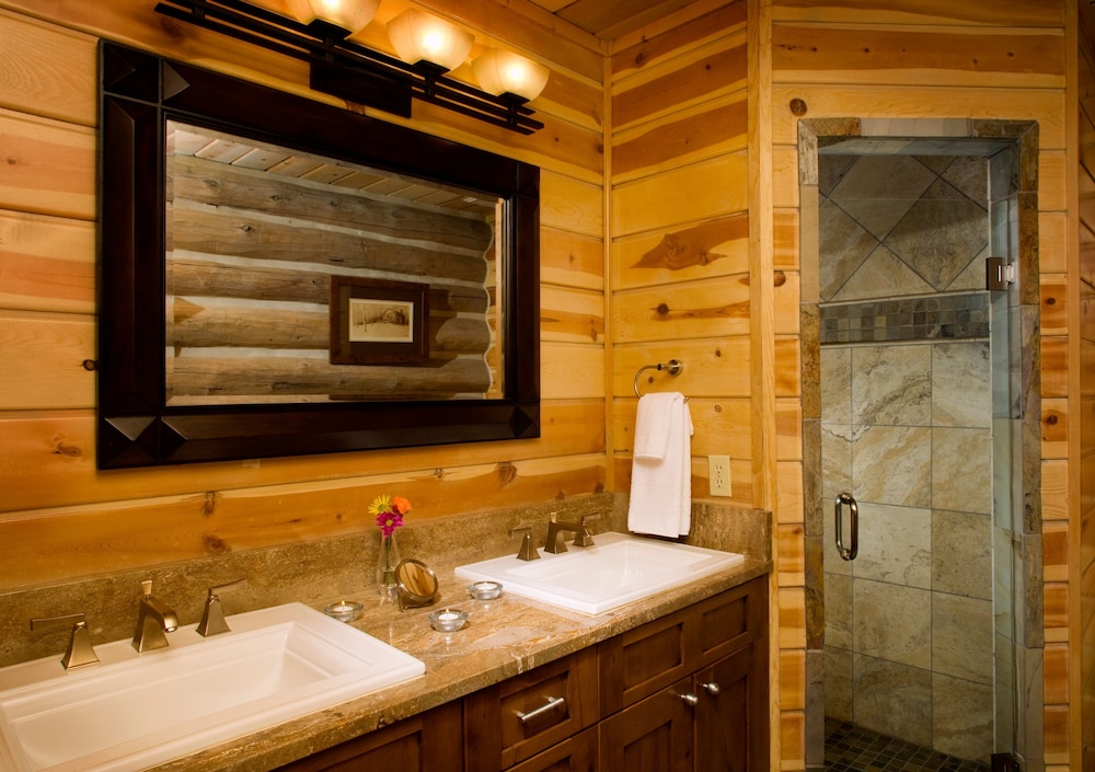 Private Unique On-mtn 4br 4ba 4 Bedroom Cabin by RedAwning