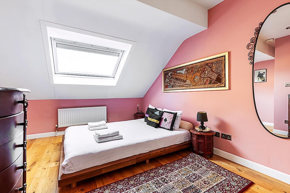 Stylish & Spacious 3-bed Home in Vibrant Bow