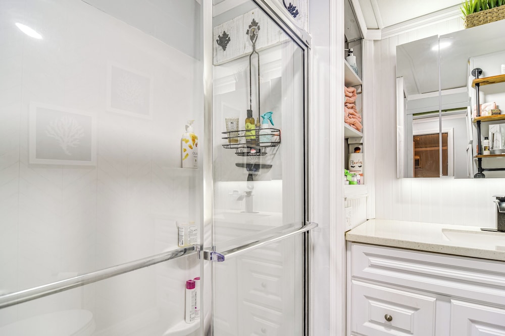 10 Mi to Beaches: Home w/ Pool Access in Largo!
