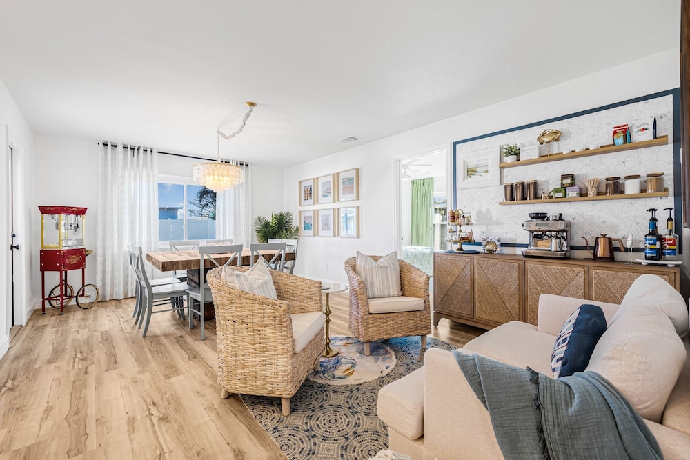 Castaway Cottage Near IMG and Beaches