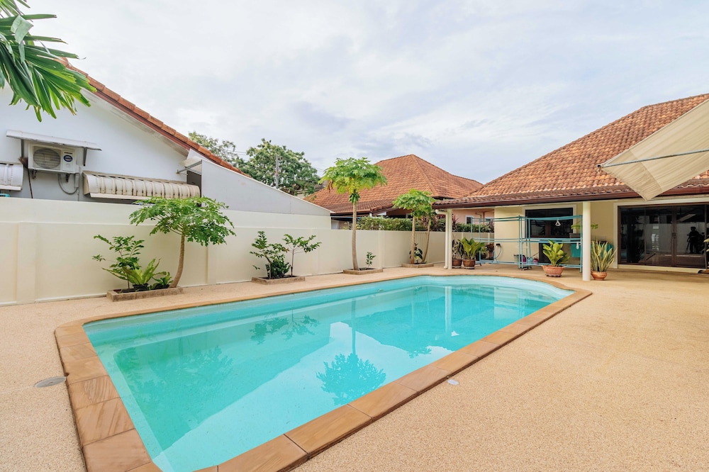 Poolside 3BR for Relaxed Stays V278