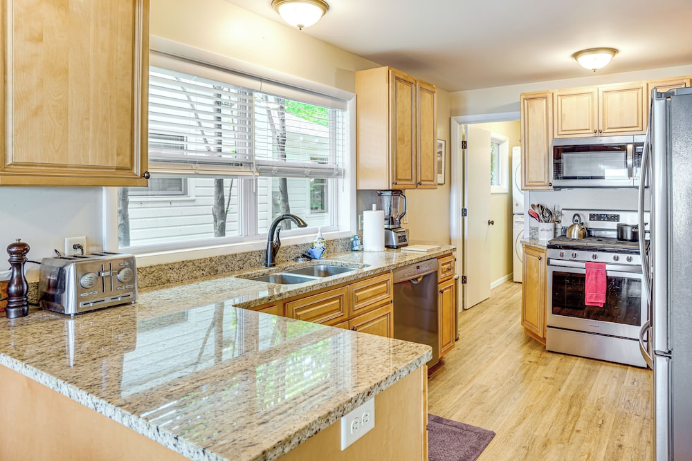 Autumn Escape on Glen Lake: Waterfront Cottage!