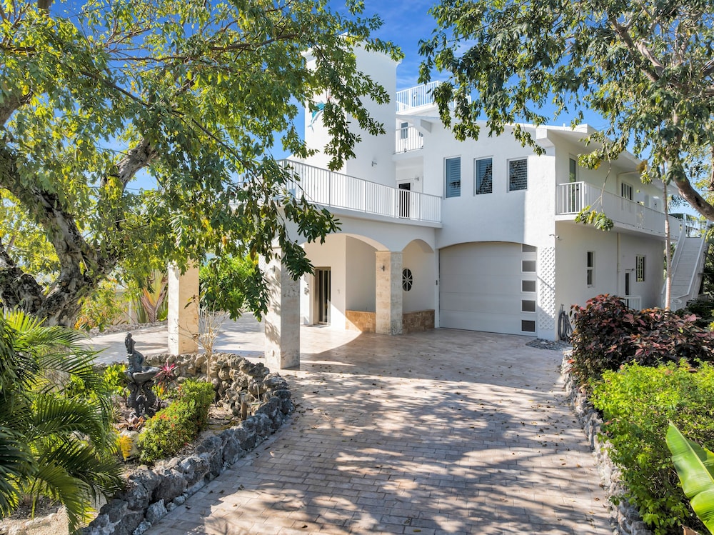 New Listing! Reel Joy Waterfront Luxe With Pool And Private Dock 4 Bedroom Home