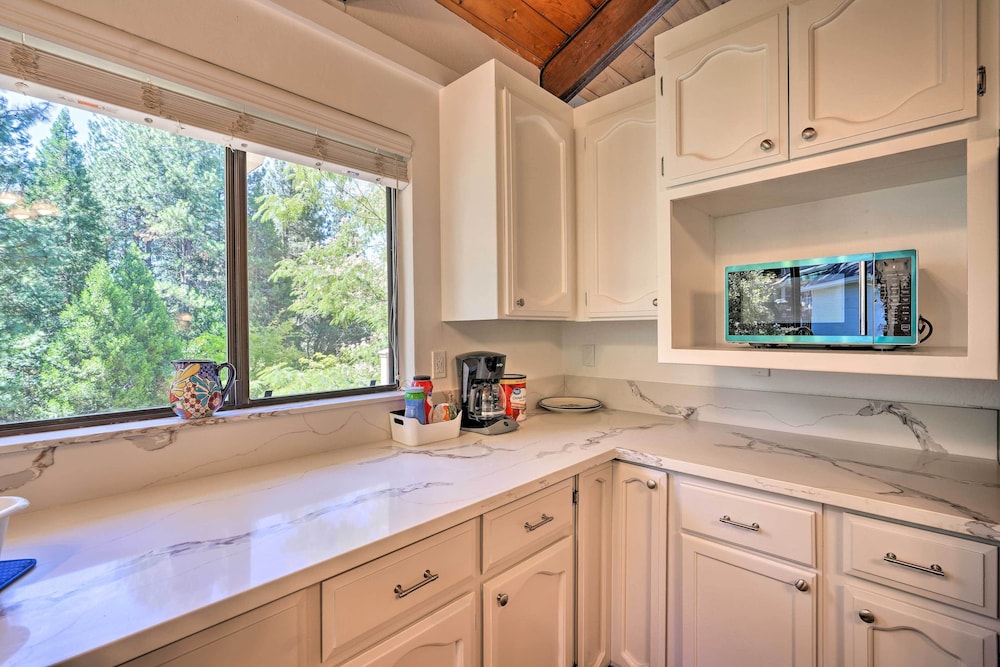 Deck & Grill: Camino Home in Wine Country! view 3