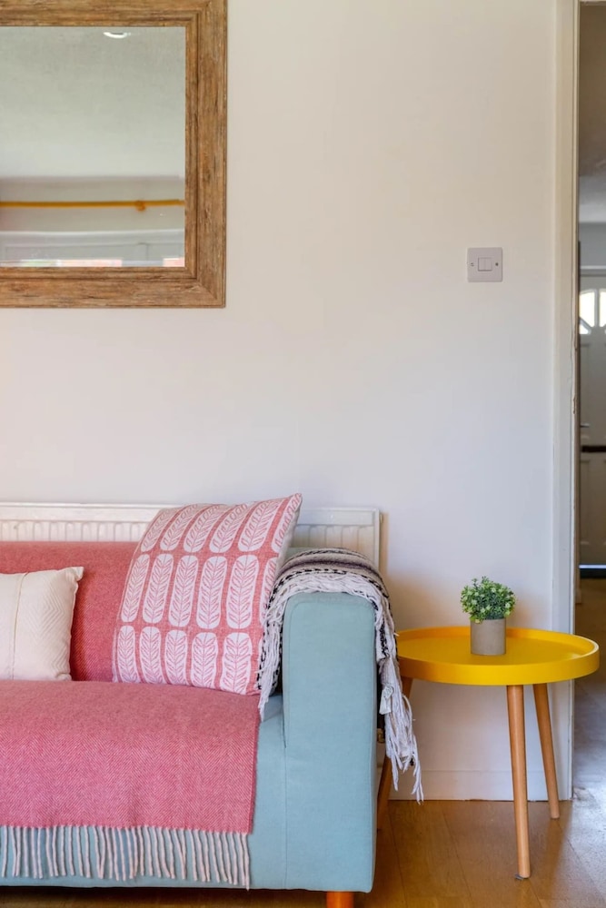 Bright 3 Bedroom House With Terrace, 16 Mins to Big Ben