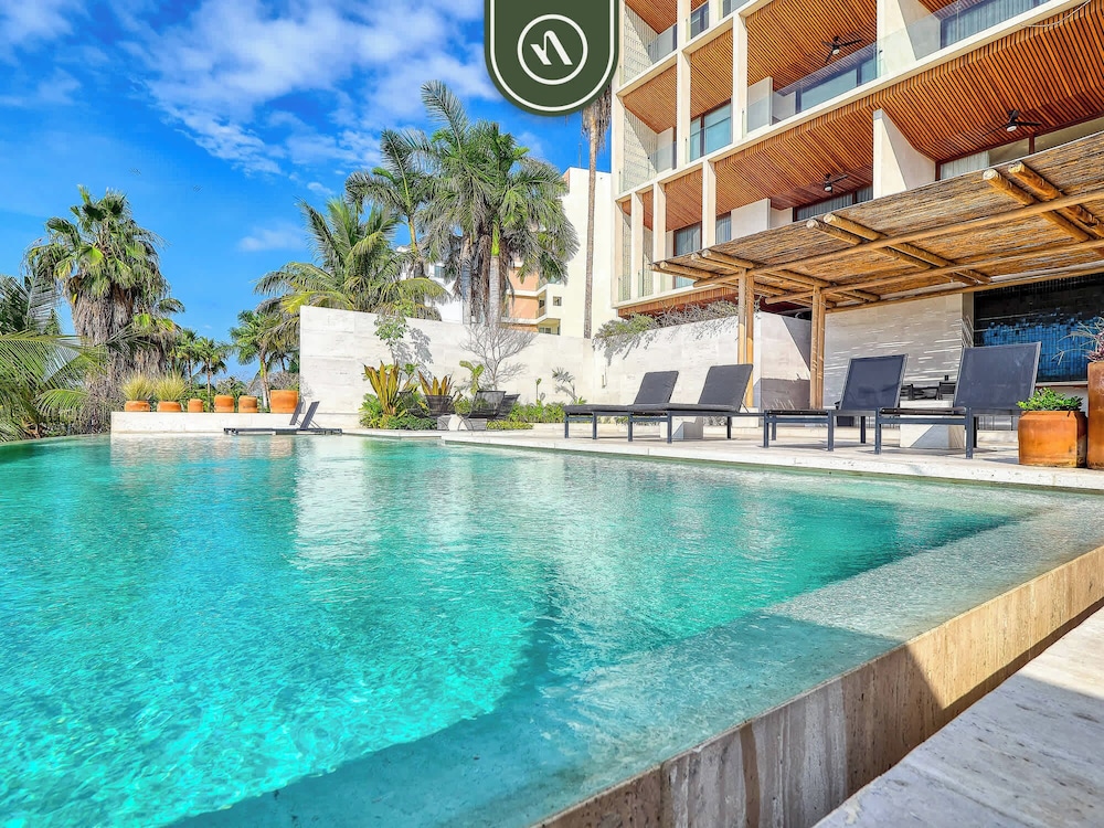 Luxury 4BR Oceanfront Condo - Private Beach - Pool