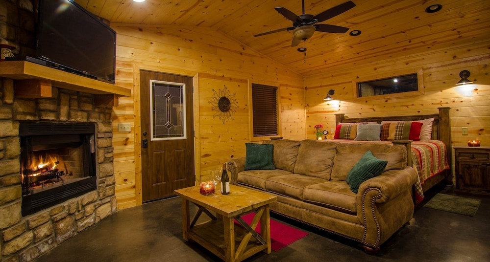 Sunsettin Cabin With Fireplace, Free Wifi, and Parking Onsite by Redawning view 4