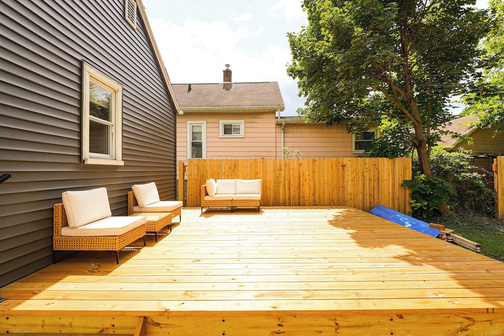 3 Mi to Michigan State: Tiny Home w/ Deck!