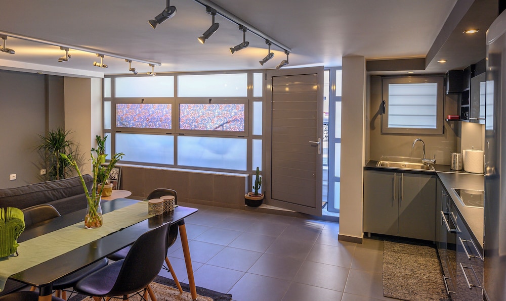 Gazi Metro APT Urban Balcony Oasis