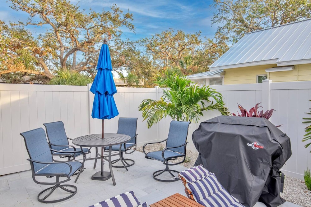 Royal Blue Downtown-gulfport-heated Pool