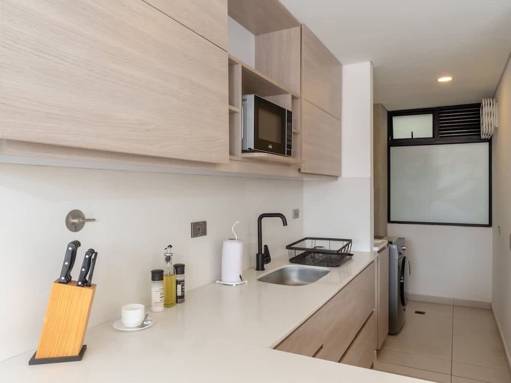 Lovely 3 BR w Balcony in Laureles Medellin