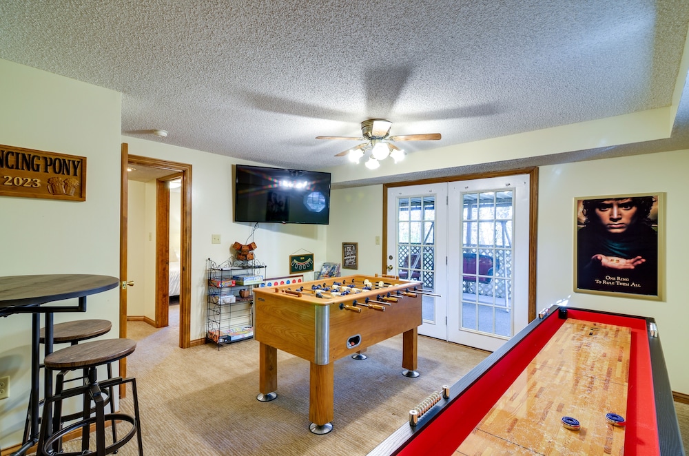 Burnside Resort Cabin w/ Hot Tub & Outdoor Spots!