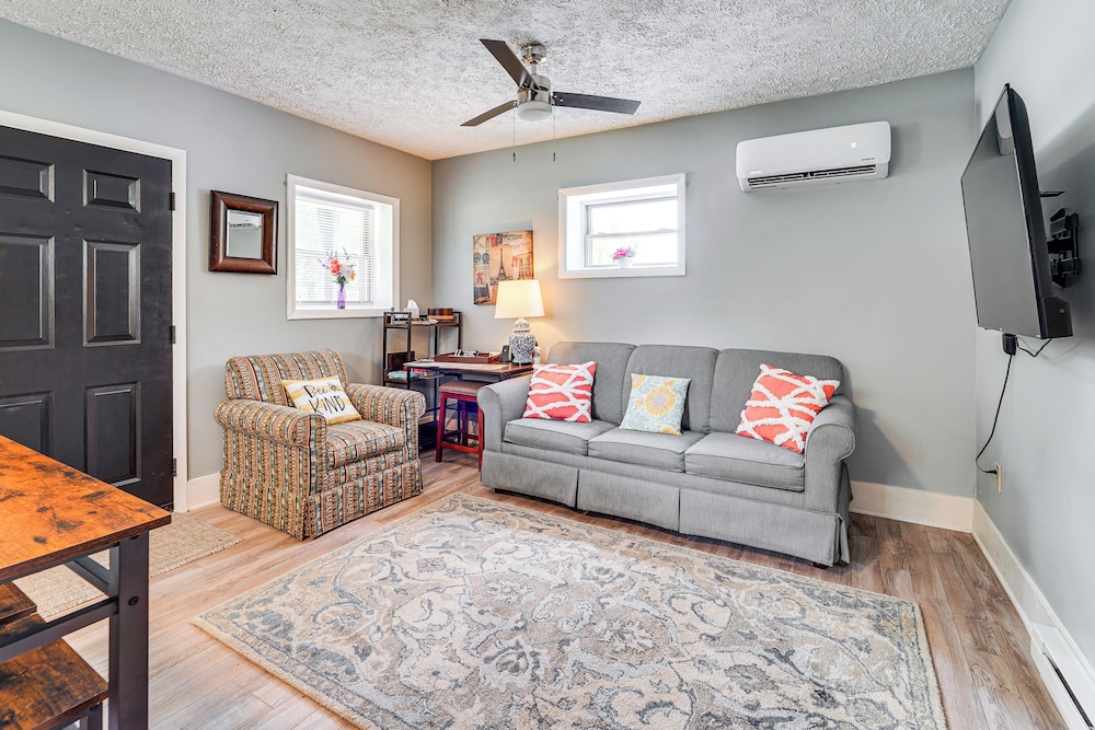 2 Mi to Main Street: Cozy Cabin in Monterey!