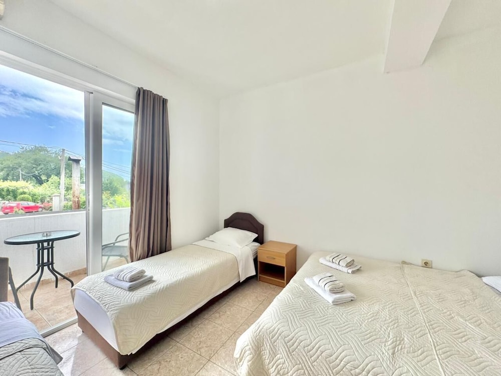 B&M Holiday Rooms
