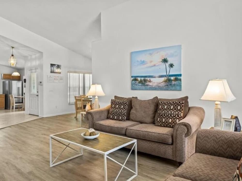 Sunny Private Pool & Spa & Fenced Yard. Nr Parks