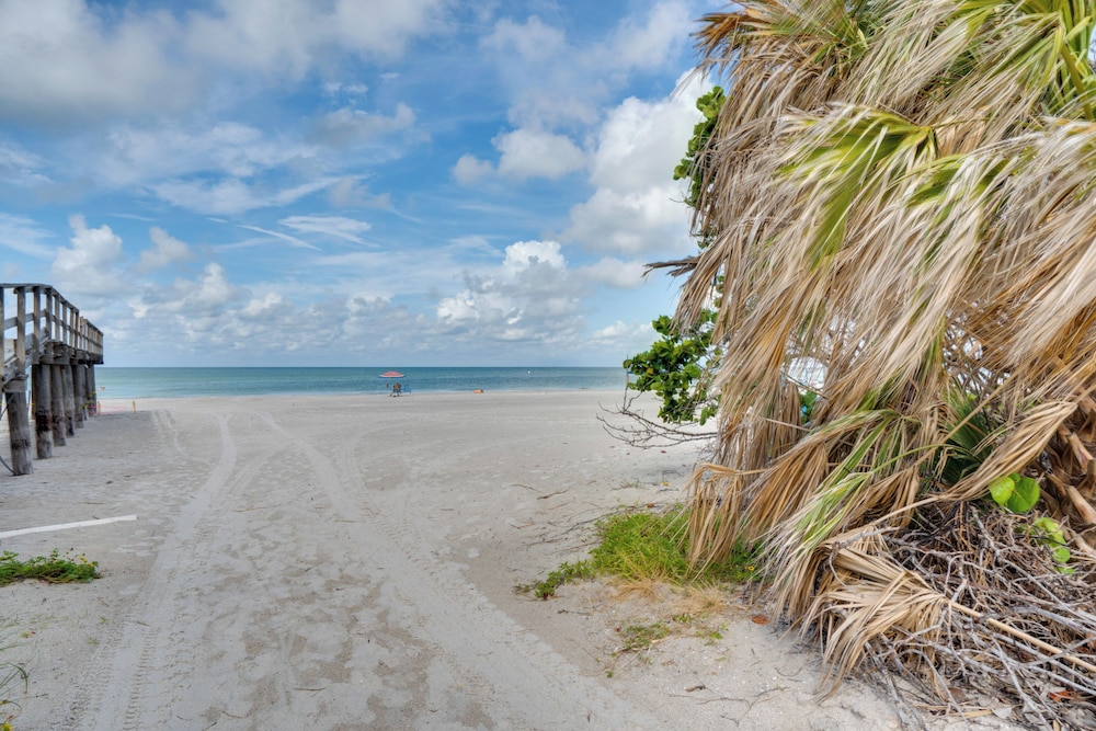 Walk to Redington Beach: Renovated Duplex w/ Patio