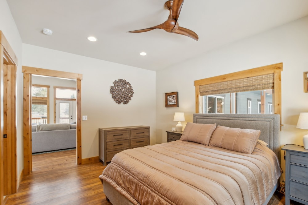 Mountain Retreat With Hot Tub, Game Room And Yard 3 Bedroom Home