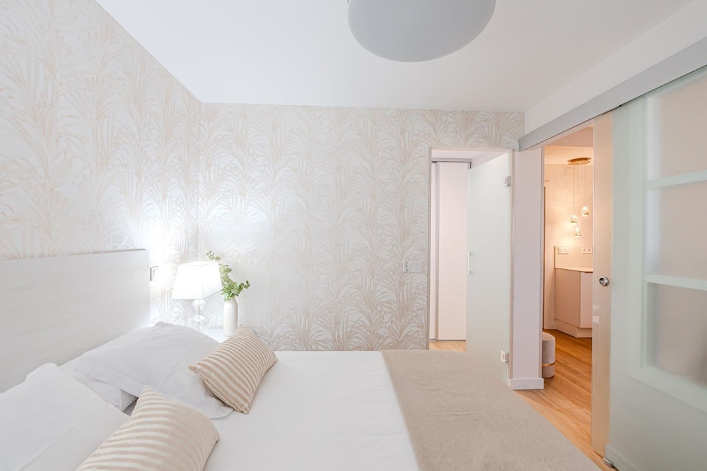 Colon 904 in Madrid With 1 Bedrooms and 1 Bathrooms