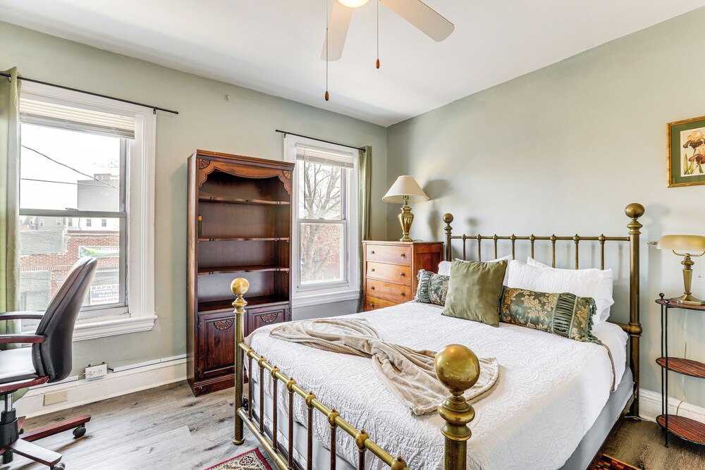 1 Mi to Philadelphia Zoo: Convenient Townhome!