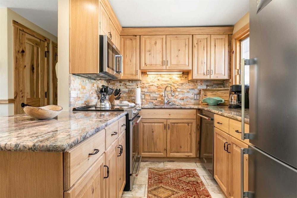 Spacious 3 Bedroom Condo in Lionshead Village - 100 Yards to Lift, Pool, hot Tub!