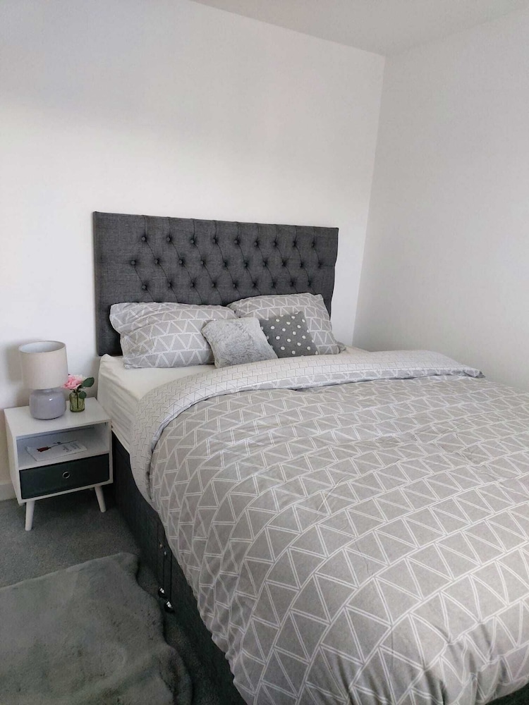 Remarkable and Modern House in Rugby, England view 2