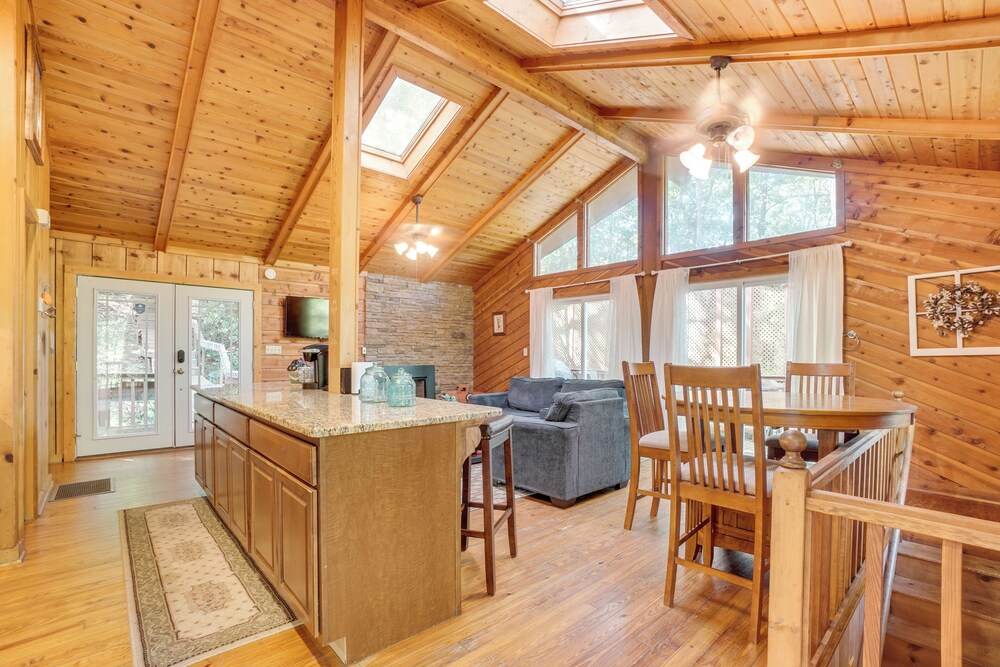 Private Hot Tub & Game Room: Cleveland Getaway