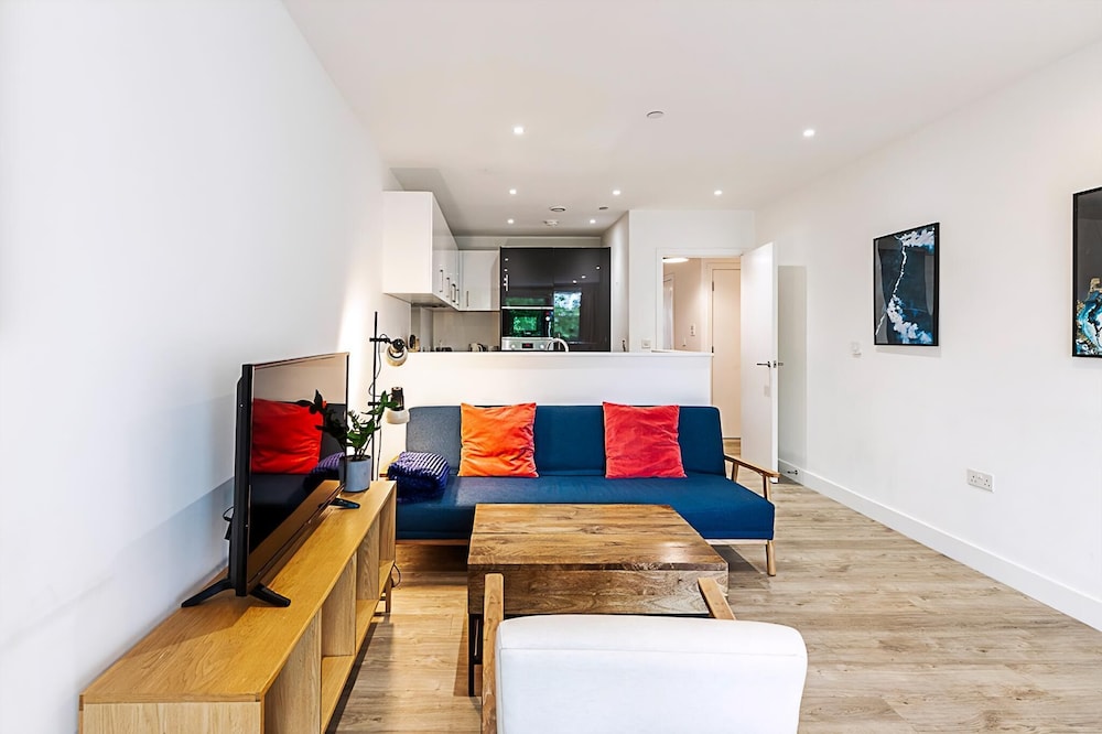 Modern 2-bed Flat With Terraces in Leyton