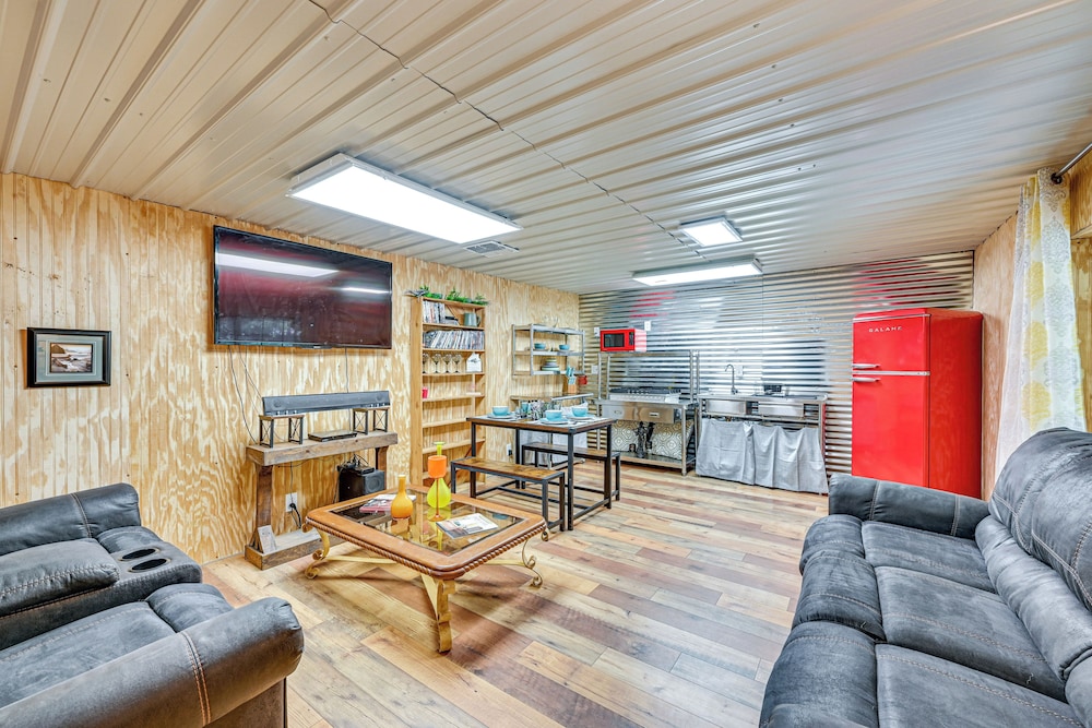 Easy I-30 Access: Cozy Texarkana Apt w/ Essentials