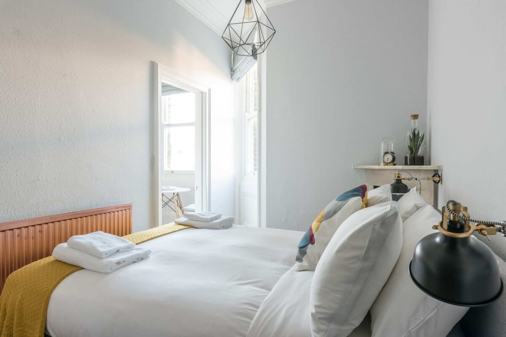 Stunning Flat Near the Beach & Trains view 5