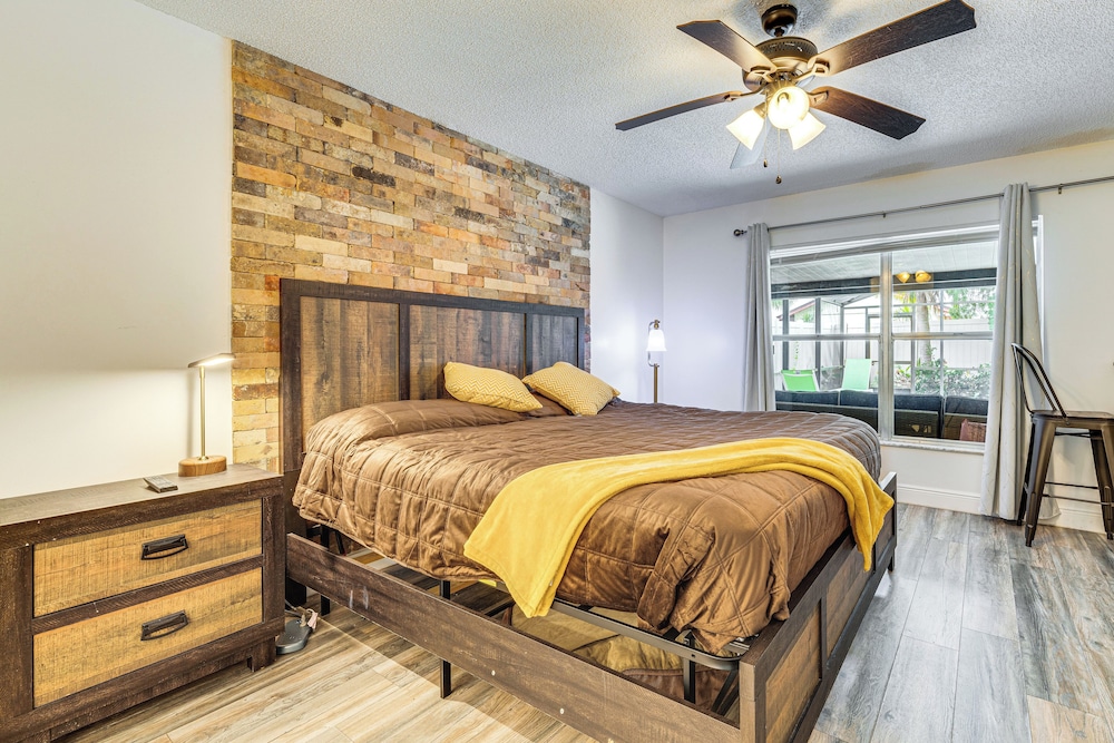 7 Mi to Gatorland: Retreat w/ Pool & Elliptical